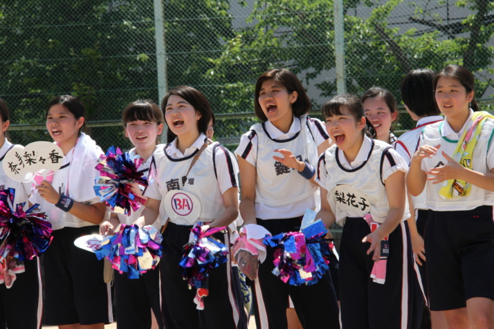 球技大会で声援を送る大谷中学校・高等学校の生徒たち