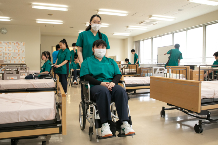 昇陽高等学校の福祉コースの実習風景