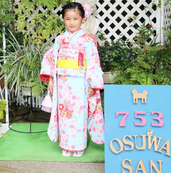 石川県小松市にある莵橋神社のフォトスポットで記念撮影をしている女の子