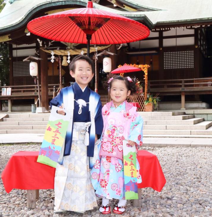 石川県小松市にある莵橋神社で七五三の記念撮影をしている兄妹