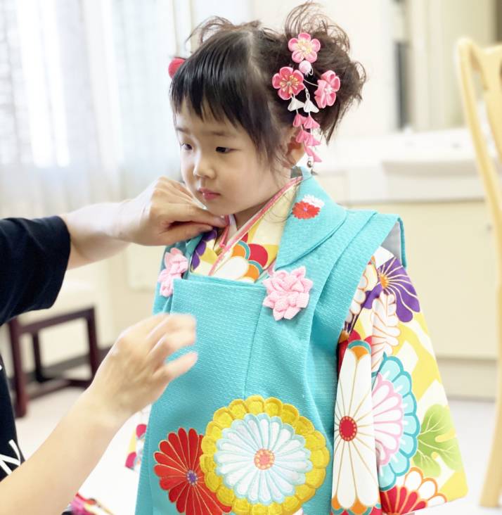 石川県小松市にある莵橋神社での七五三の着付けの様子