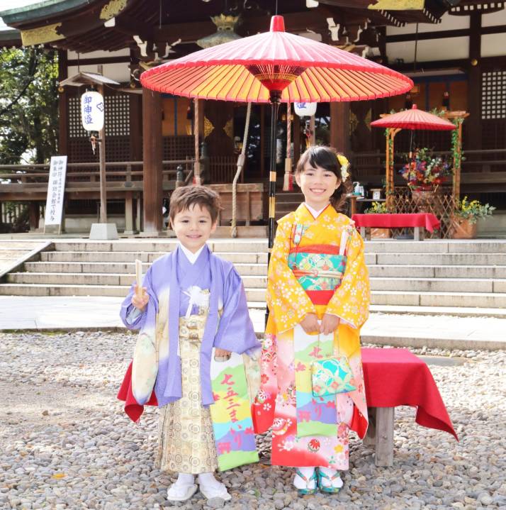 石川県小松市の莵橋神社にある赤い床机と赤い和傘のフォトスポット