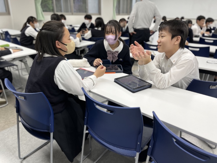 大手前高松中学・高等学校の授業中に討論する生徒たち