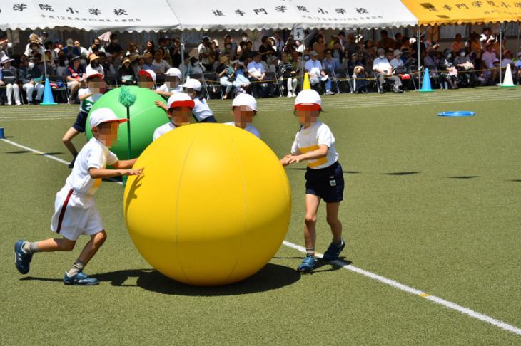 追手門学院小学校の児童が玉転がしをするようす