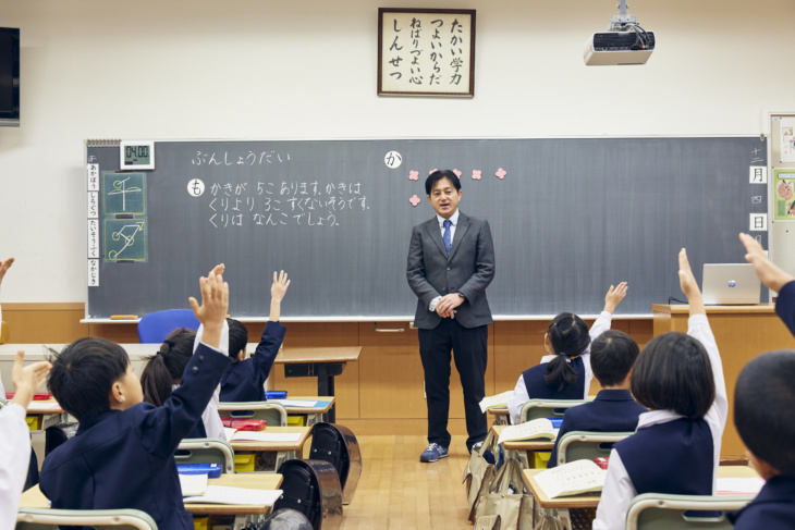 追手門学院小学校の児童が授業で手をあげるようす