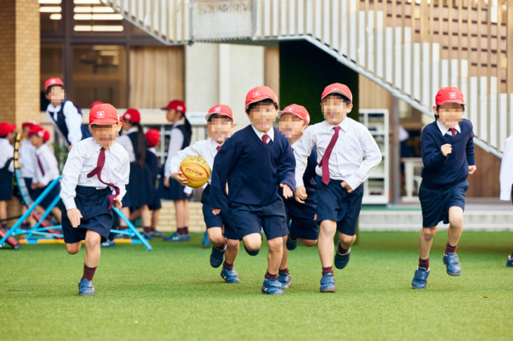 追手門学院小学校が棒リレーをするようす