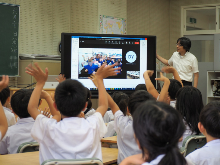 追手門学院小学校の児童が海外の姉妹校の児童とオンラインで交流するようす