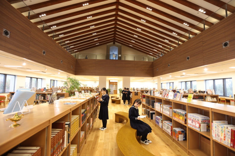 大妻多摩中学・高等学校の図書館