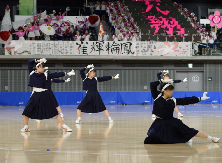 大妻中学高等学校の体育祭でパフォーマンスをする応援団