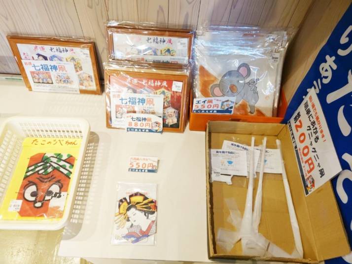 「道の駅 パティオにいがた」内の「産直マルシェ健幸めっけ」で販売される凧（たこ）の数々