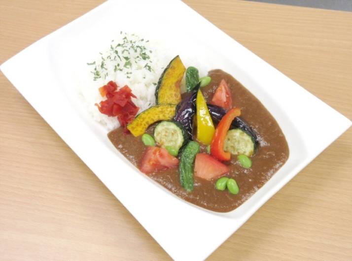 「道の駅 パティオにいがた」の併設レストラン「キッチンもみの樹」で提供される「野菜カレー」