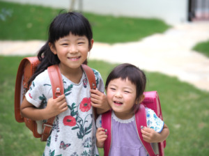 ランドセル工房生田のランドセルを背負った2人の女の子