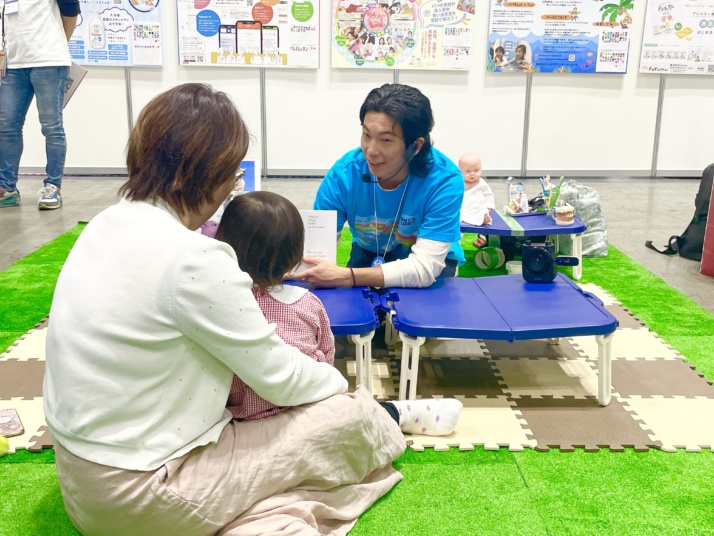 親子イベントで「Read it LOUD！」の読み聞かせに取り組む親子