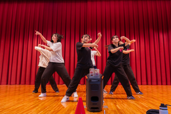 ダンスを披露するれいめい中学校・高等学校の生徒たち