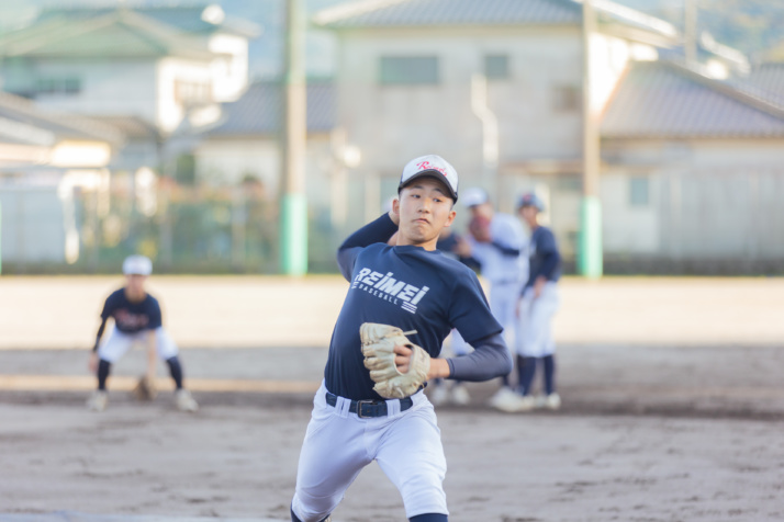 野球をするれいめい中学校・高等学校の生徒