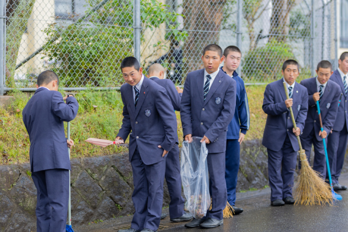 掃除をするれいめい中学校・高等学校の生徒たち