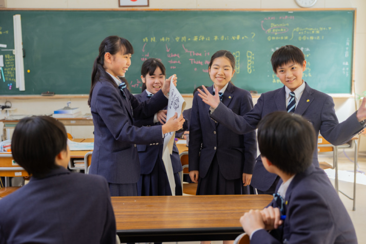 授業に取り組むれいめい中学校・高等学校の生徒たち