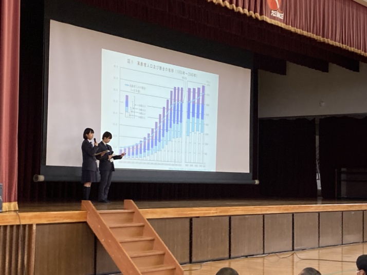 プレゼンテーションをするれいめい中学校・高等学校の生徒