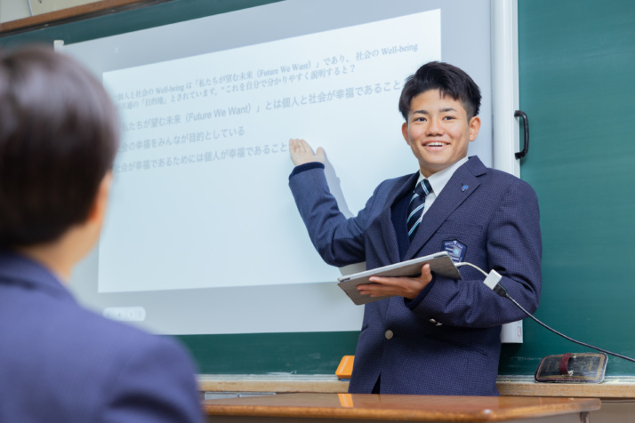 プレゼンテーションを行うれいめい中学校・高等学校の生徒