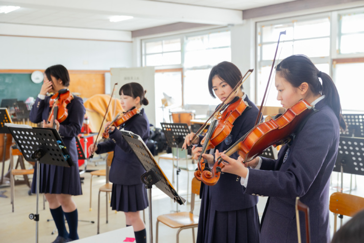 楽器の練習をするれいめい中学校・高等学校の生徒たち