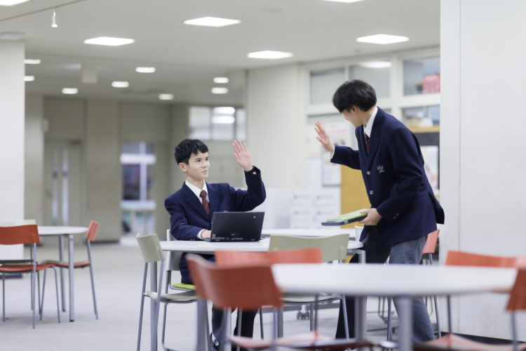 麗澤中学・高等学校の生徒がラウンジで学習している様子