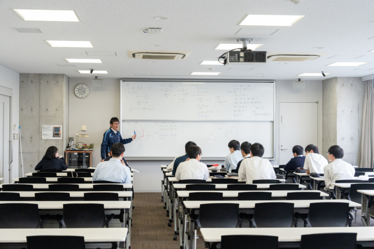 立正中学校・高等学校の生徒が授業を受けている様子