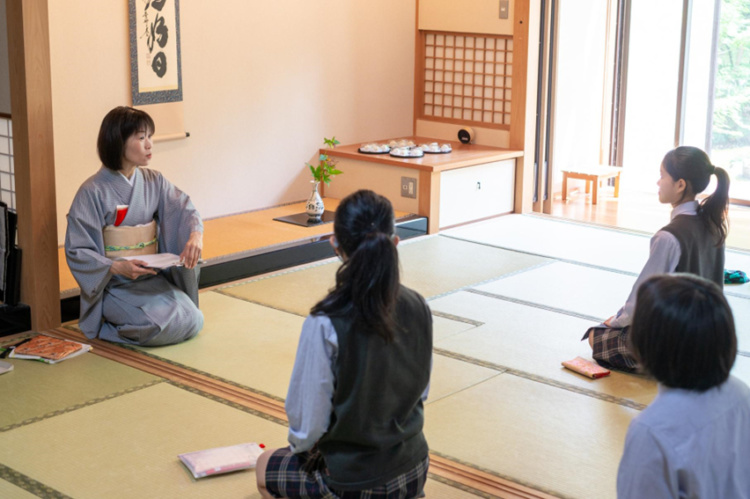 立命館宇治中学校・高等学校の生徒が作法室で茶道を学んでいるようす