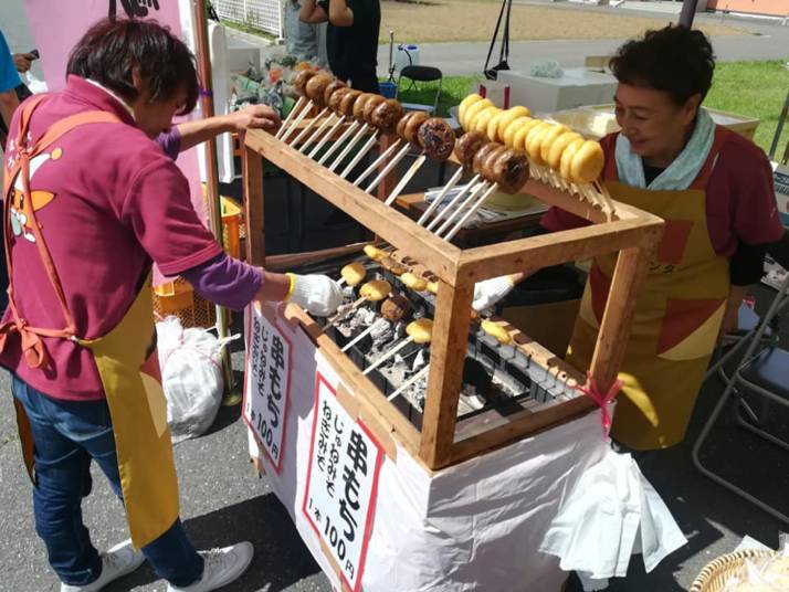 「道の駅ろくのへ」で串もちを作って販売している様子