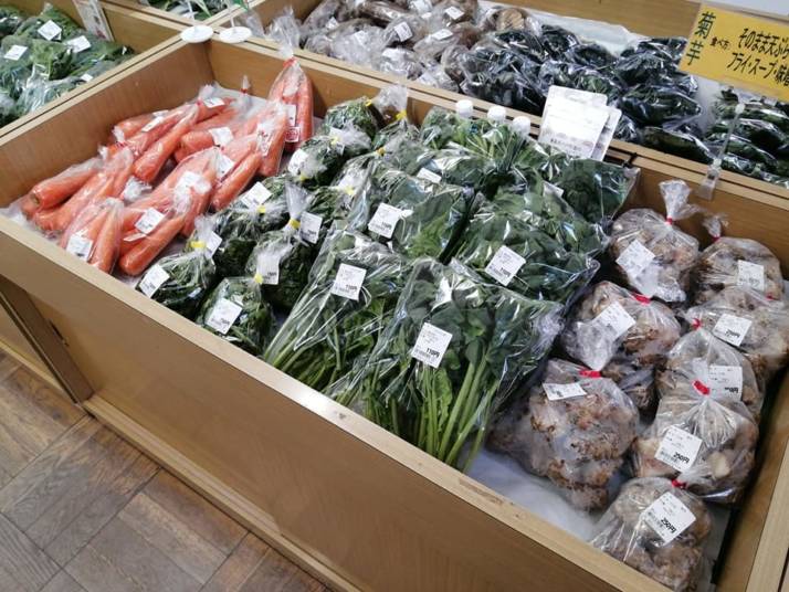 「道の駅ろくのへ」の直売所に並ぶ野菜