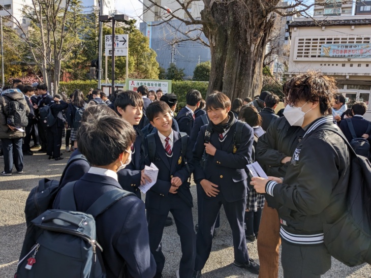 流通経済大学付属柏中学校の校外学習で留学生と話をする生徒たち