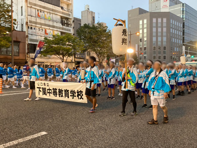 夏祭りに参加する下関中等教育学校の先生や生徒たち