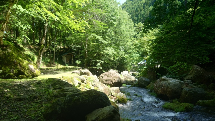 埼玉県秩父市の「秩父 彩の国キャンプ村」にある川沿いの散策路