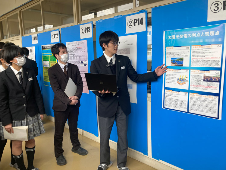 桜丘中学校・高等学校の生徒のポスターセッション風景