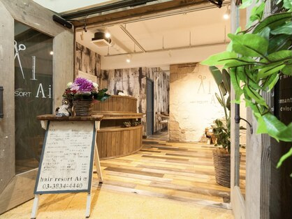 「ヘアリゾートAi（エーアイ）上野店α（アルファ）」のエントランス内部