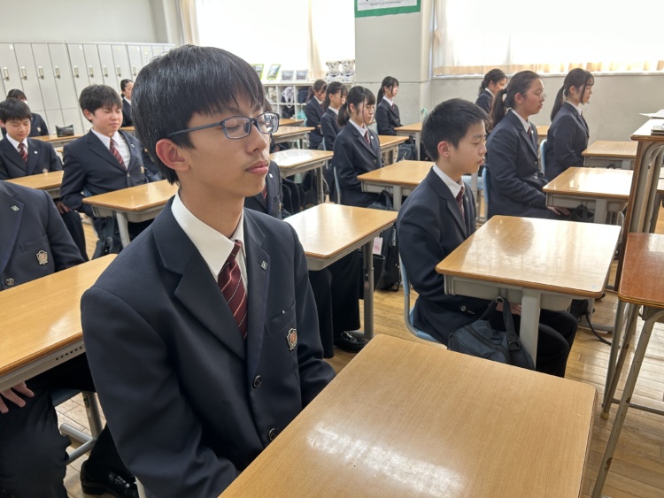 狭山ヶ丘高等学校・付属中学校の黙想の様子