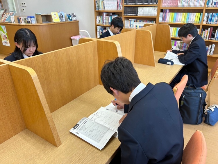 {狭山ヶ丘高等学校・付属中学校の図書館・自習室