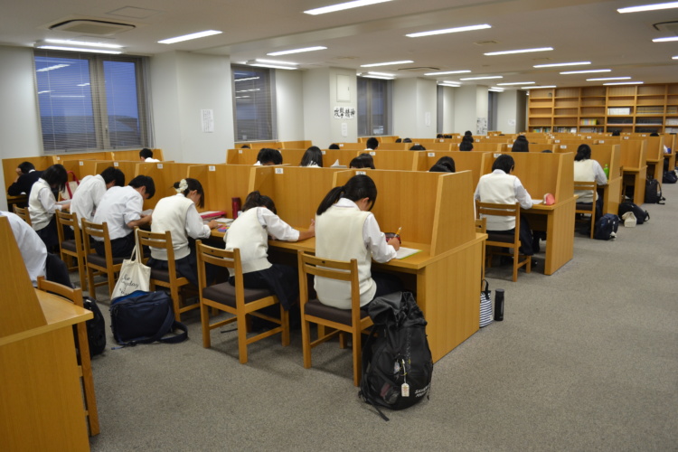 狭山ヶ丘高等学校・付属中学校の図書館・自習室