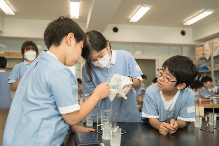 「精華小学校」の理科における実験風景