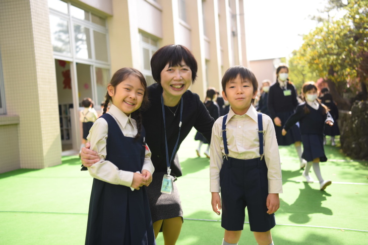 「清泉小学校」の有阪校長と児童たち