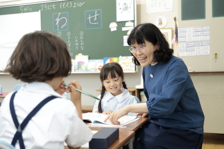 「清泉小学校」の授業風景（読書）