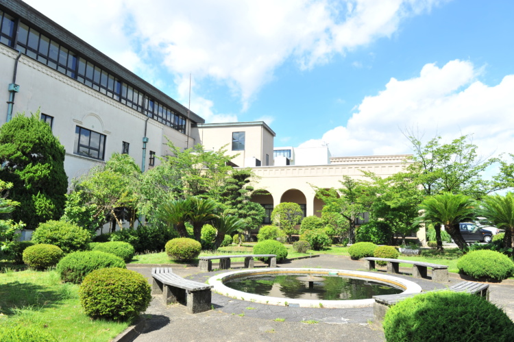 香里ヌヴェール学院中学校・高等学校の校舎と中庭