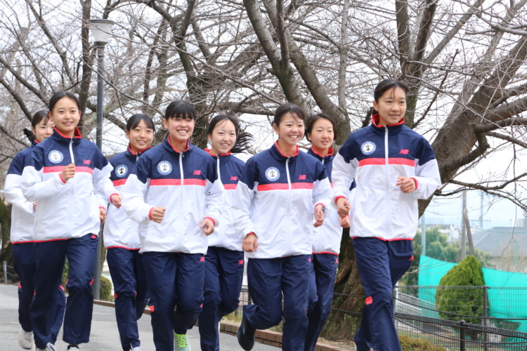 香里ヌヴェール学院中学校・高等学校の駅伝部の活動風景