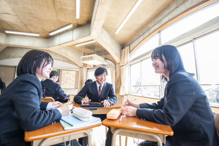 聖望学園中学校の教室で談笑中の生徒たち