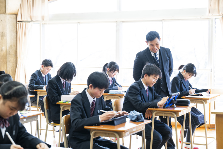 聖望学園中学校の教室で授業を受ける生徒たち