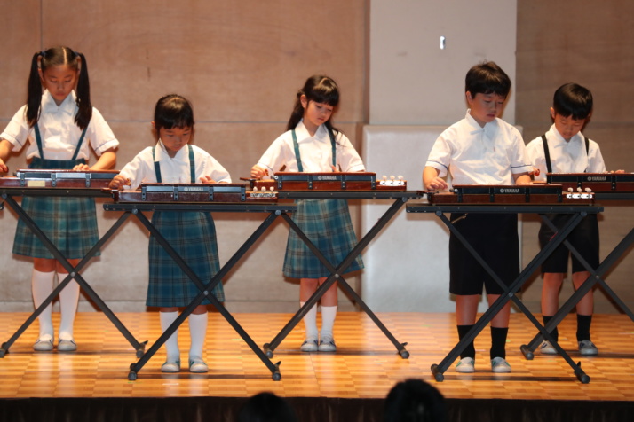 「西武学園文理小学校」の児童たちが大正琴を演奏する様子