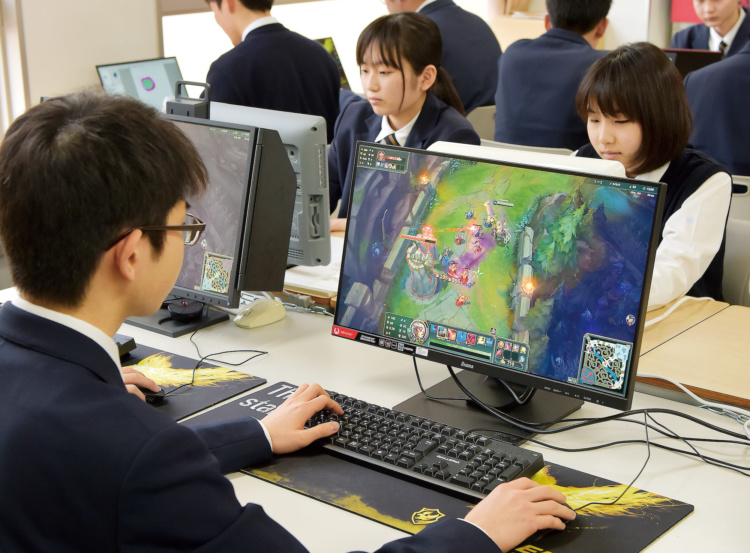 佐賀学園高等学校のゲームクリエイター部の活動の様子