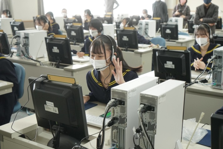 静岡県西遠女子学園中学校・高等学校でのオンライン交流の様子