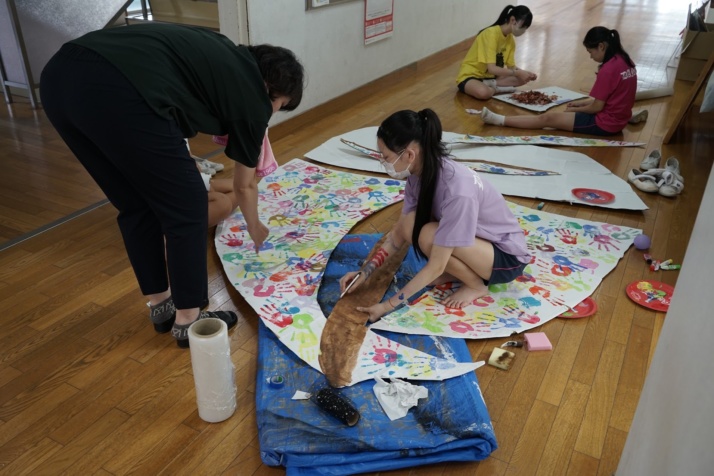 静岡県西遠女子学園中学校・高等学校の学園祭HR展の準備風景