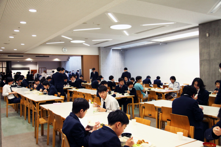 聖学院中学校・高等学校の食堂