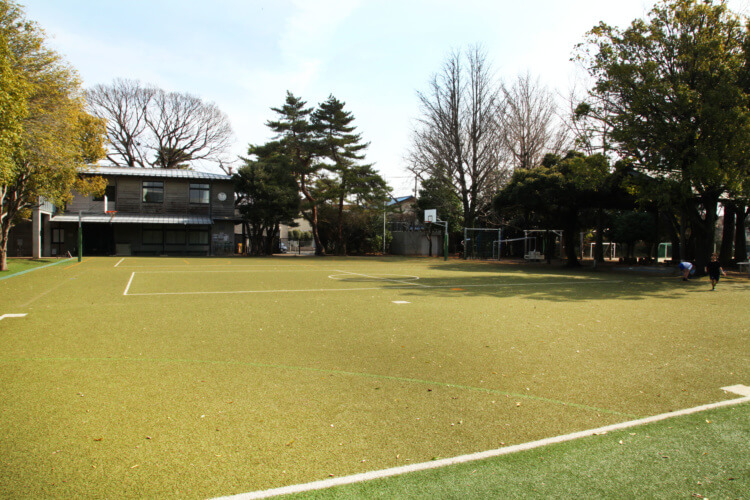 成城学園初等学校の広場